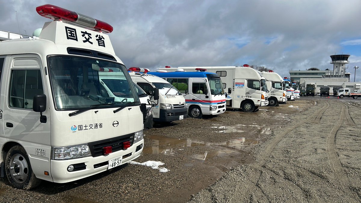 mlit_chubu_koho's tweet image. #令和6年能登半島地震　への災害支援として #中部地方整備局 からTEC-FORCEを派遣しています。
2月7日までに職員延べ 1639 人・日、協力会社延べ 1619 人・日が活動しております。 
写真は、能登空港にて待機している支援車両です。
１日でも早い復旧・復興に向け引き続き支援を続けます。
#TEC #支援