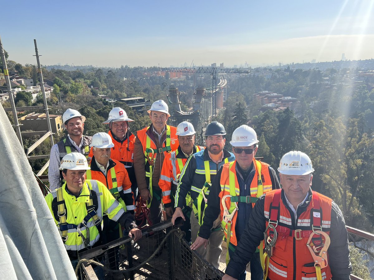 Visita de supervisión al tren interurbano Mexico-Toluca, se trabaja en tramo 3 portal del túnel a Observatorio.
Foto tomada desde el puente atirantado “Manantiales”, tiene un claro principal de 200 metros