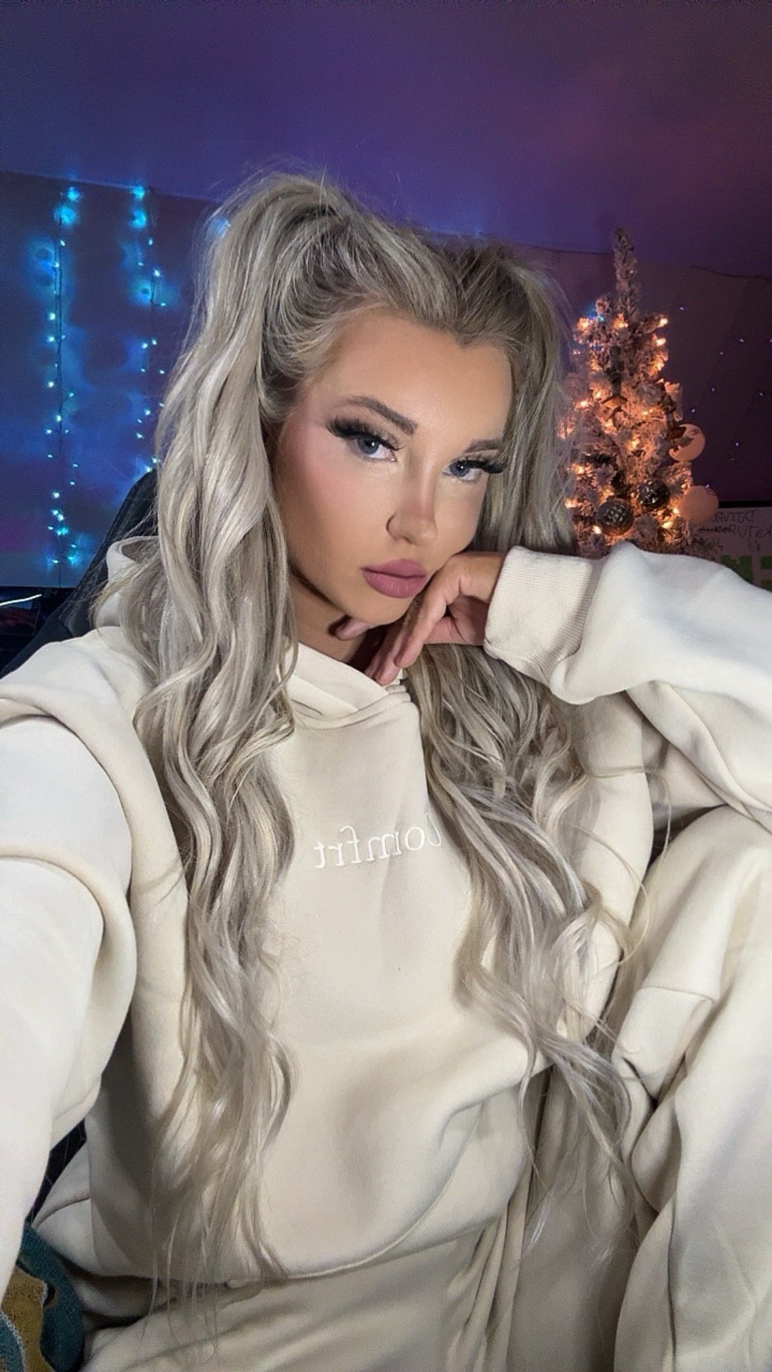 xiTzMissLegitx🔜Where Next on X: Tonight I am getting cozy with the #viral  #comfrt #comfrtclothing Comfrt Hoodie and Sweatpants set found on IG &  TikTok 🤍😌 I am L I V E now