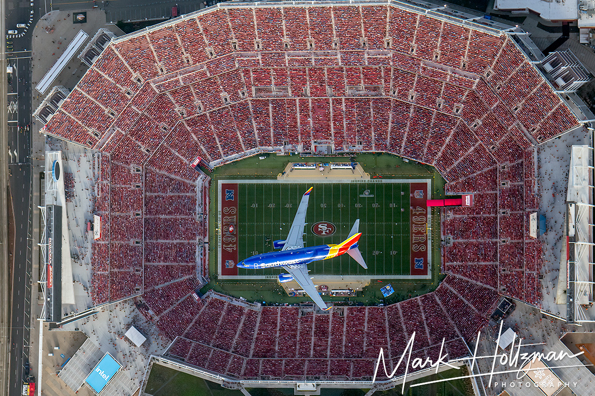 I always wondered what they did after they retired... I guess once a flyover pilot, always a flyover pilot. @LevisStadium @49ers @SouthwestAir @SantaClaraCity @Lions @VisitCA @NFL  #flyover #football #aerialphotography #fromanairplane #pilotview @SonyAlpha #sonya7riv #gmaster