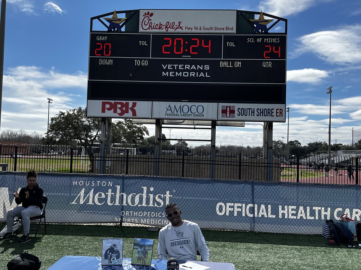 Congratulations to Quinton Gray on his signing with Colorado School of Mines, today.  Proud of you “Q”!