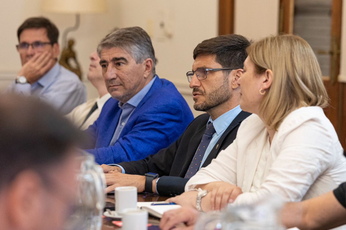 Cerca de cumplir dos meses de gestión, llevamos adelante una nueva Reunión de Gabinete. Planteamos la necesidad de seguir avanzando en los proyectos que son necesarios para crecer y fortalecer a nuestra provincia. 

Unidos y trabajando sin descansar es como vamos a lograr que