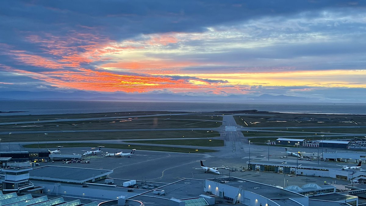 gregsandhu's tweet photo. YVR sunset this evening. https://t.co/ed4IXetLC7