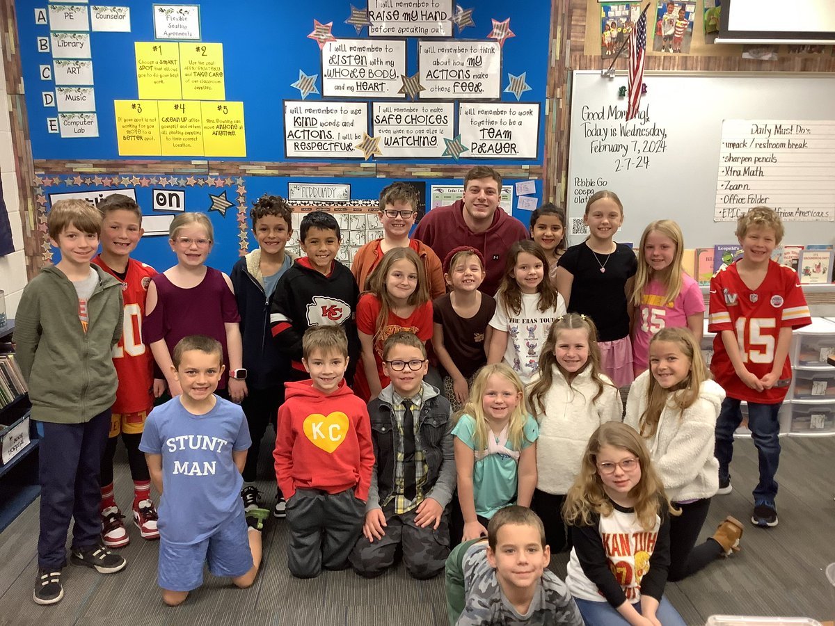 RebeccaD66061's tweet photo. When your PE teacher is your Mystery Reader, your day starts off on an amazing note!  Thanks for visiting, Mr. Biermann! @CCEComets @biermanngabe3 #OPSforwardtogether https://t.co/E3m1I78L9r