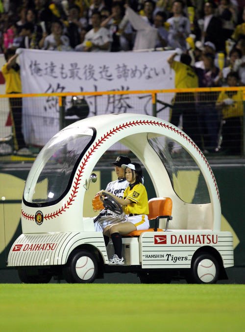 Bullpen Cars 🚘 Unlike the bullpen jog we have gotten used to in MLB, bullpen cars can be seen on a few NPB ballparks. It’s surprising that Manfred hasn’t implemented this yet, think of the few seconds it could save!