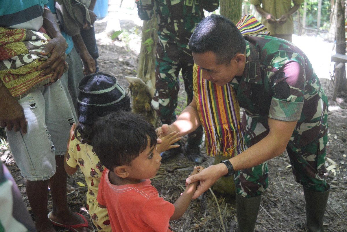 purnayata34630's tweet image. Mengatasi kesulitan rakyat di sekelilingnya, Dandim 1621/TTS serahkan pompa hidram Bantuan TNI AD di desa Taiftob 

#pendim 1621/tts#
