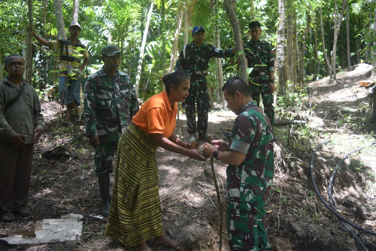 purnayata34630's tweet image. Mengatasi kesulitan rakyat di sekelilingnya, Dandim 1621/TTS serahkan pompa hidram Bantuan TNI AD di desa Taiftob 

#pendim 1621/tts#