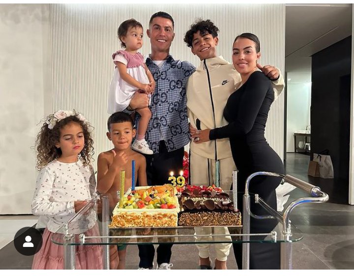 mudassirraza48's tweet photo. Ronaldo celebrate his 39 birthday with his family 😥🐐
But
#missingronaldomother https://t.co/DI2ynHX0VE