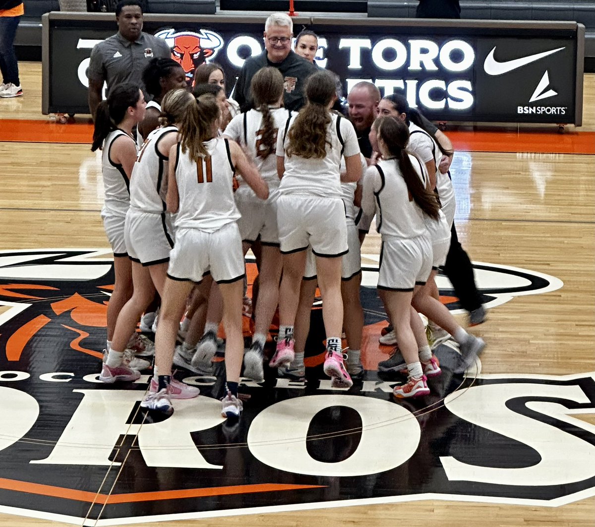 AudreyBeyer7's tweet photo. Headed to the championship!! What a game! 🤘🏼🏀🖤 #HornsUp @TocoiCreekGBB https://t.co/T7OntDuA3C