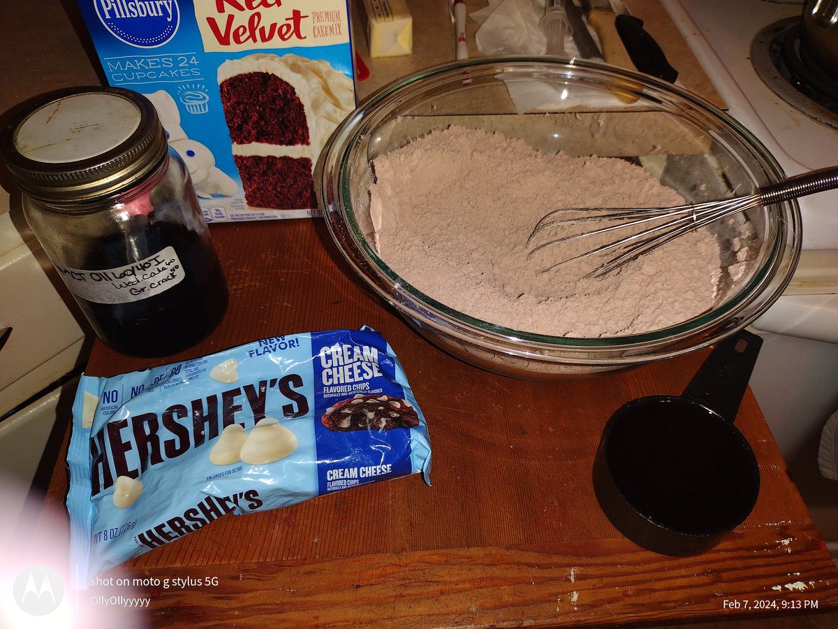 AishaleeOliver2's tweet photo. Ohhhhhh yeahhhh Red Velvet cookies with cream cheese chips 1/2 cup of cannabutter 🫣🥴😅😋
Dying to get these done, just sounded delish.
And what's better for Valentine's Day 🫶🏼
Can't wait for them to finish..
I'll be back soon 💨💚 #stonerfam #RedVelvetCookies 😳🤤😋 https://t.co/RWm3OdQVD4