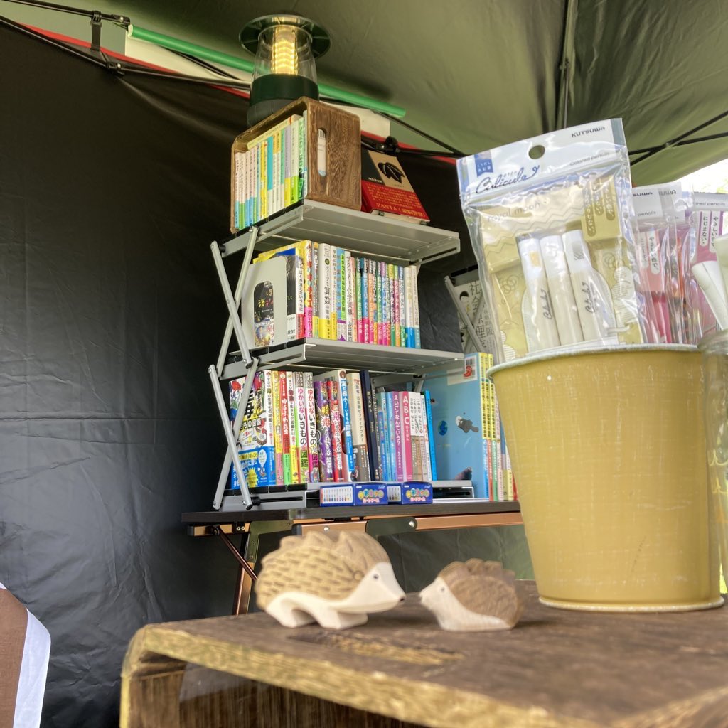 harisyobo's tweet photo. @infotabata1968 留守中のハリネズミさん達🦔
#機械書房 さん
からもらった積ん読ハリネズミもいます。
他にも #LibrairieB612 さんからも多数のハリネズミさんを連れて来てもらっています🦔🦔🦔🦔 https://t.co/gIqqrhYTXz