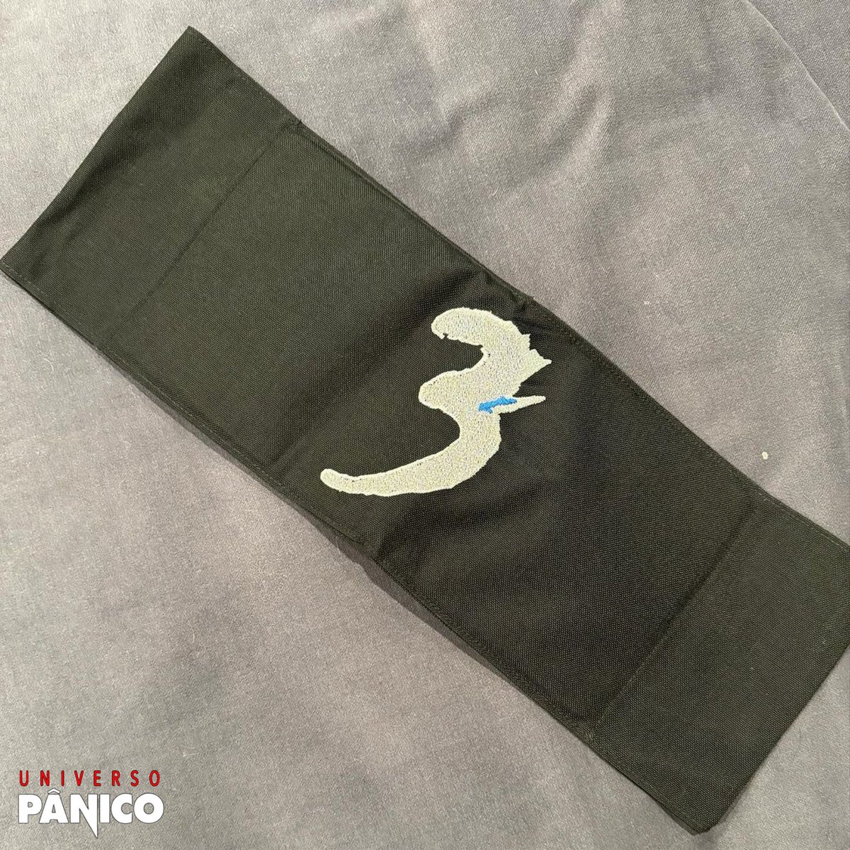 universopanico's tweet image. “Roman Bridger, diretor… e irmão!” 😱

@scottkfoley compartilhou (via IG) o registro de uma “relíquia” das gravações de #Pânico3 enquanto fazia uma faxina em casa. O ator encontrou o encosto da sua cadeira de filmagem usada no set de gravação. 

🏷️: #Scream #Scream3 #Ghostface