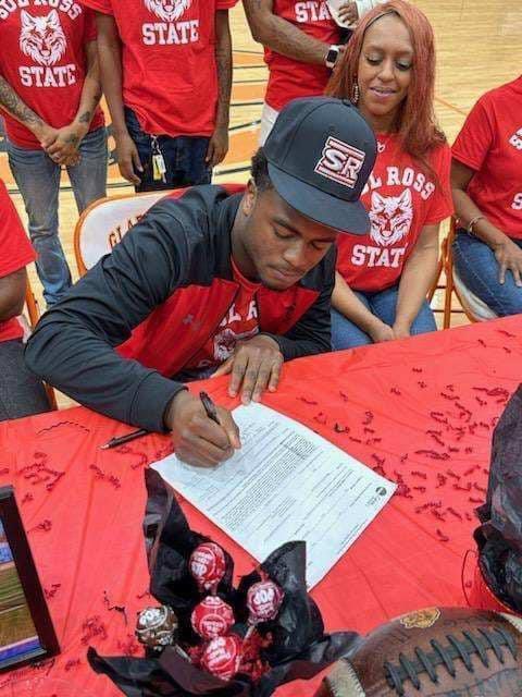 JuliusMaddox7's tweet photo. LOCKED IN WIT THE BRAND‼️‼️#Brandem @Coach_AquinoDL  @Coach_Spears_ @SRSUFootball https://t.co/PJtWv4XeQ8