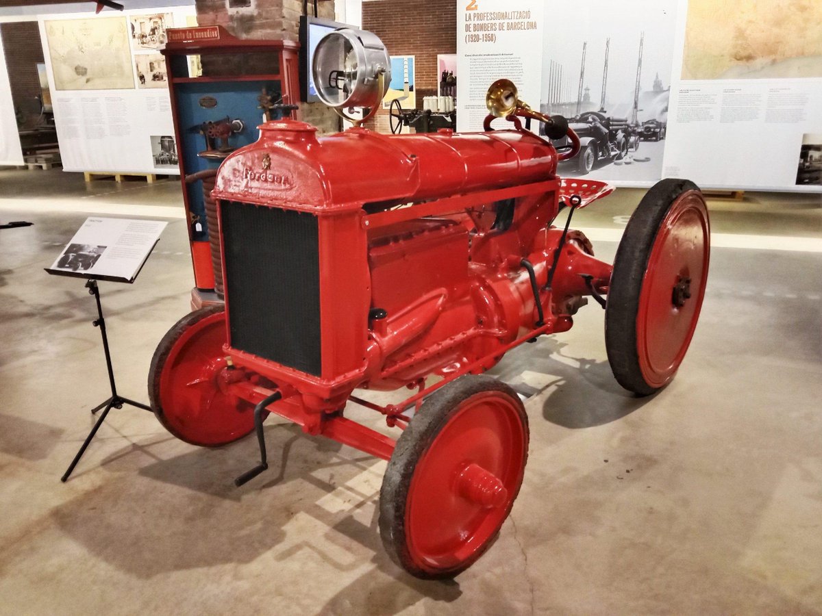 Apagafocs's tweet photo. Ara que es parla dels tractors, a principis de segle XX,  cossos de bombers van fer servir tractors per tal de poder desplaçar escales i bombers de vapor. 
⬅️ Bombers de Sabadell (1925) 
➡️ Bombers de Barcelona (1922)
📸En color Fordson de 1922, restaurat per la @Plataformabomb1 https://t.co/5mmz4xkvNa