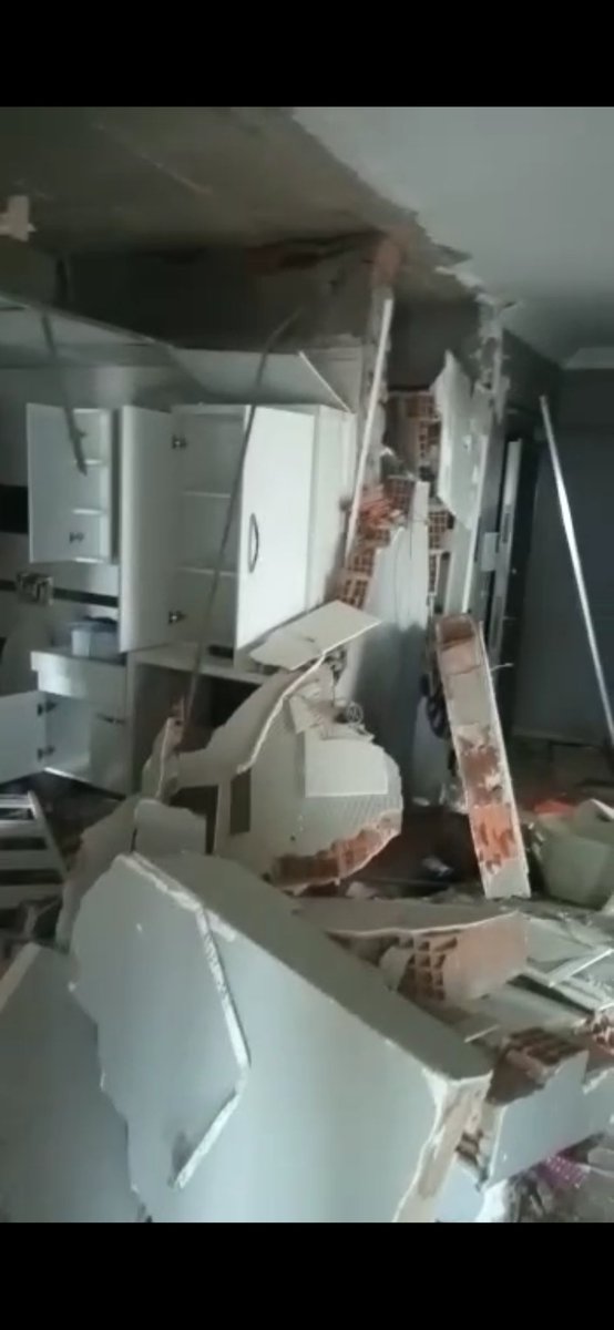 tskn83's tweet photo. Depremden kısa süre önce bacağımdan ağır bir ameliyat olduğum için yürüyemiyordum.Binamız yıkılmadı ama dışarıya çıkmamız 1 saatimizi aldı 1 saat içerisinde enkaza dönmüş evimizin içerisinde çok şey yaşadık anlatması zor ve uzun sürer Ayşe Hemşire evde yaptığı onca şeyden sonra+ https://t.co/sUBsqAwWea