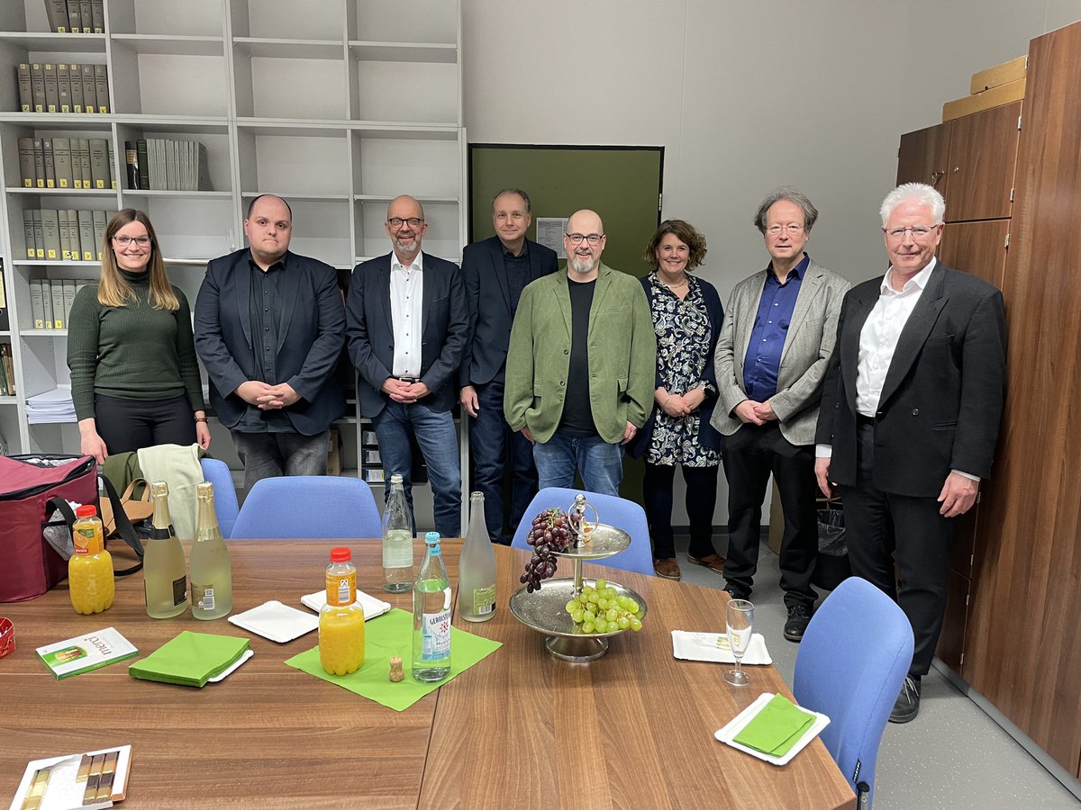 Heute hat Sven Neeb seine Dissertation mit dem Titel „Akzeptanz und Nutzung von digitalen Medien im Geschichtsunterricht“ erfolgreich verteidigt. Wir gratulieren ihm herzlich! 🎓 #Doktorarbeit #Erfolg #Geschichtsdidaktik #UDE