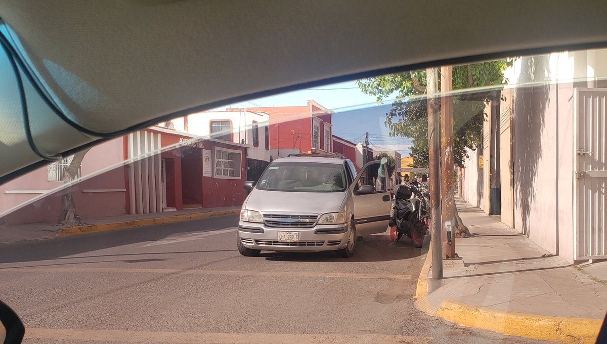 RevistaZona_Mx's tweet photo. Amigos de @DMSPDGO calle Pereyra e Independencia 
Impide la visibilidad para quienes transitan por calle Pereyra...gracias! https://t.co/0Ne1BUCGAY