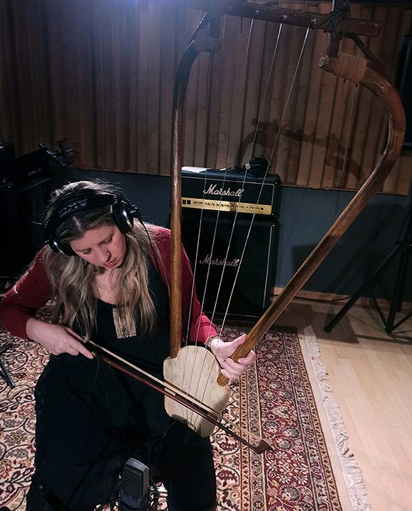 DaemoniaNymphe's tweet photo. Recording the 'ancient' Greek Barbitos in an unorthodox way; Terpandros would be furious!
Or maybe not?
-recording the new @DaemoniaNymphe album
#daemonianymphe #ancientgreekinstruments #ancientgreekmusic #ancientgreece #spyrosgiasafakis #evistergiou #Terpandos #barbitos #hellas https://t.co/Du2fKzkxHv