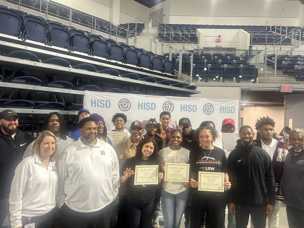 Congratulations to all of our Heights student-athletes who signed to continue their academic and athletic careers at today’s HISD National Signing Day Ceremony!!!