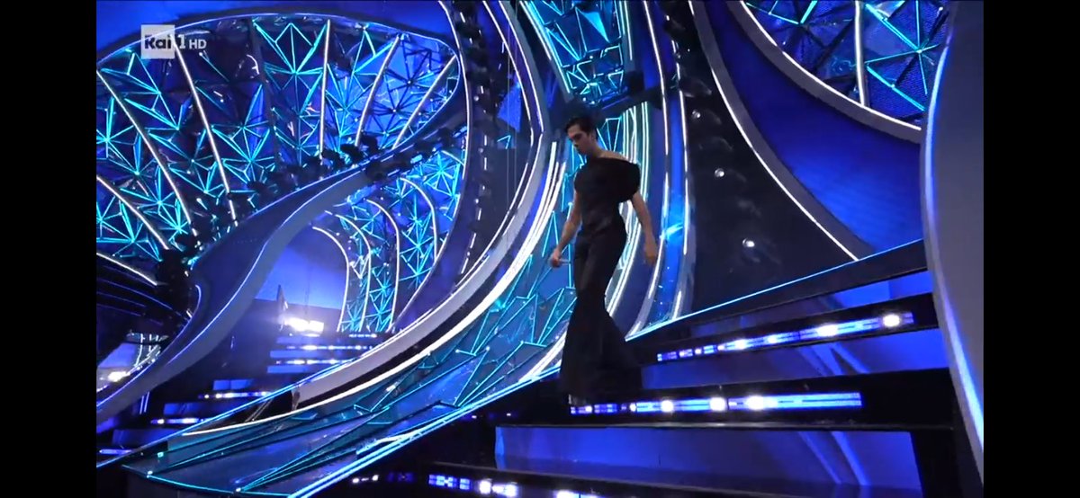 aleferaz's tweet photo. IL BASTARDISSIMO È ARRIVATO CON I SUOI 200 CHILI DI TUTA GOLD #Sanremo2024 https://t.co/CI3YgxpBhY