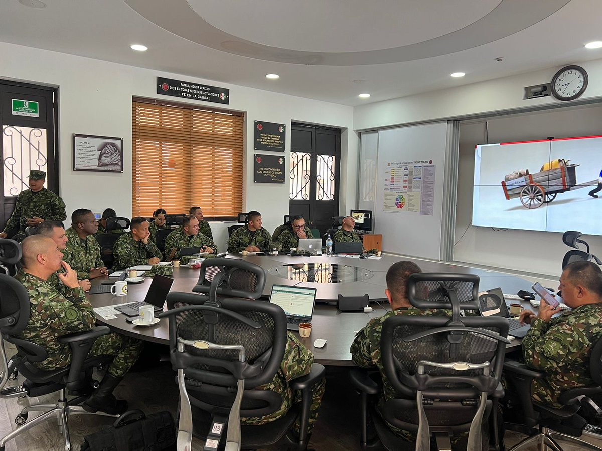 Ejercito_Div5's tweet photo. El Comandante de #PrimeraBrigada Coronel Mauricio Lucero Vallejo en Tunja, #Boyacá realizó reunión operacional con los comandantes de Batallones, para analizar estrategias del  #PlanAyacucho en cumplimiento de la Misión Constitucional.

#PatriaHonorLealtad https://t.co/kF1NJNF90j