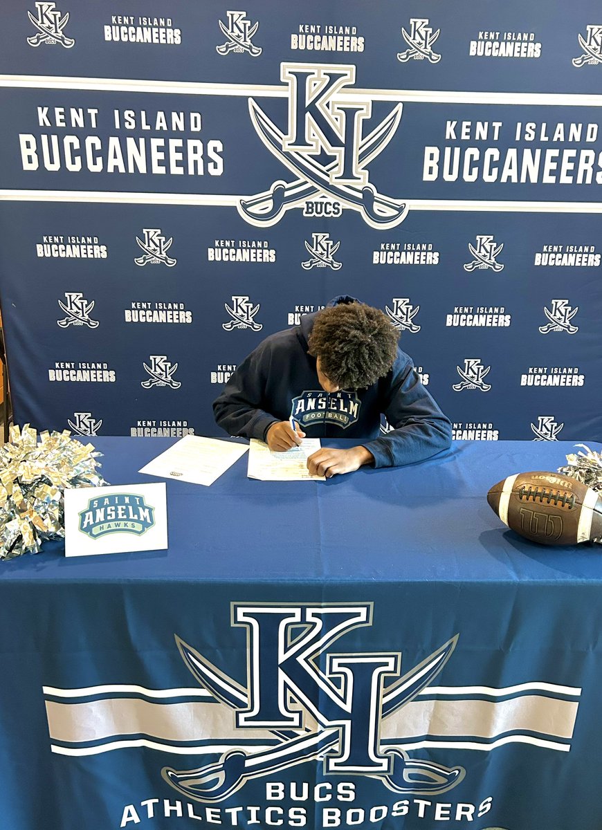 lloyd_price24's tweet photo. Blessed!! I officially signed my NLI and joined the Hilltop Family at St A’s 💙🩶. Thank you to all the coaches for believing in me. Now let’s work !!! Next 4!! #BCM @STAHawksFB 
@CoachJoeAdam @CoachBraine @TheHonorableUno @CoachPriceFerg @coach_jonke @Coach_Bick @CoachFlawless1 https://t.co/ULZ6KPo5Ox