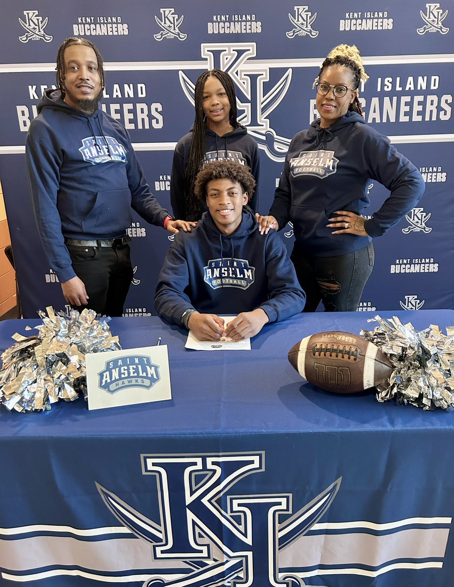 lloyd_price24's tweet photo. Blessed!! I officially signed my NLI and joined the Hilltop Family at St A’s 💙🩶. Thank you to all the coaches for believing in me. Now let’s work !!! Next 4!! #BCM @STAHawksFB 
@CoachJoeAdam @CoachBraine @TheHonorableUno @CoachPriceFerg @coach_jonke @Coach_Bick @CoachFlawless1 https://t.co/ULZ6KPo5Ox