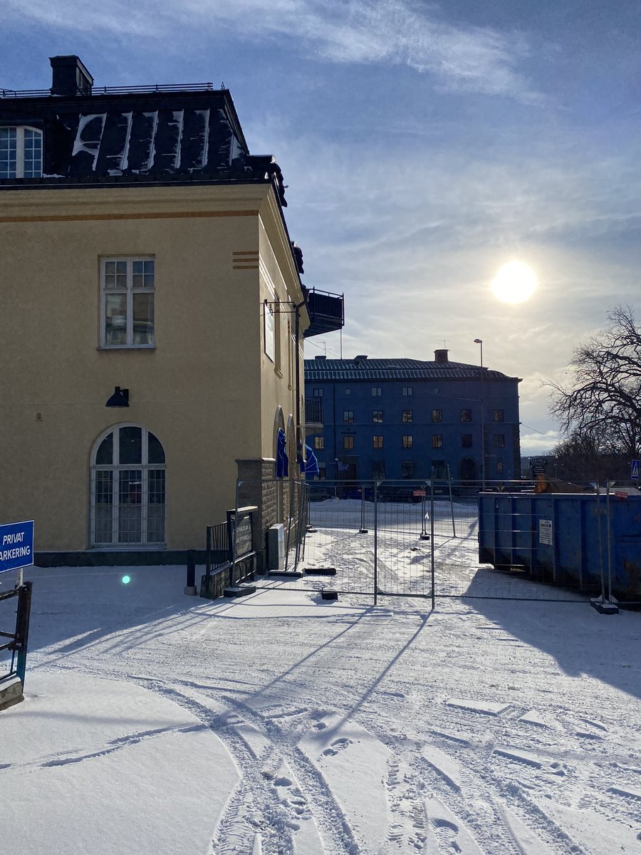Bild tagen utanför kontoret vid lunch tid idag. I bakgrunden ser ni huset som i folkmun kallas ”Blå huset”. Har tidigare bland annat varit bibliotek.