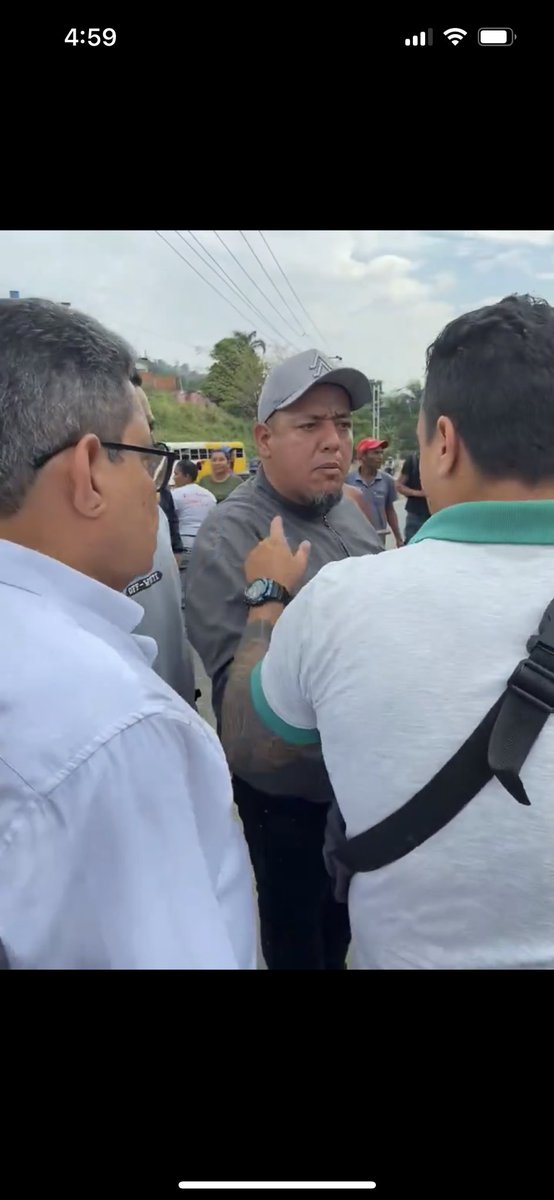 Juanpauzca's tweet photo. Este es el tipo que organizo el ataque con piedras contra @MariaCorinaYA. 

Delincuente, arrastrado y cobarde. https://t.co/nupLqryxHC