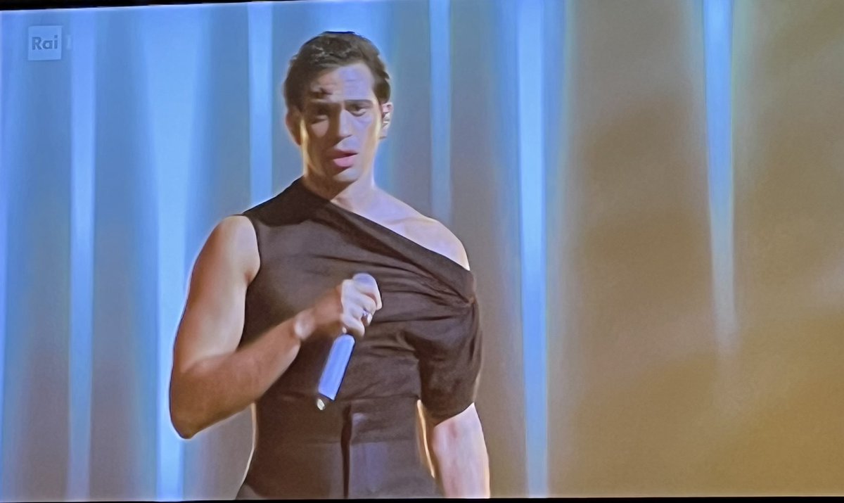 Mahmood il più sexy stasera. Bellissimo outfit lo metterei anch’io 
#Sanremo2024