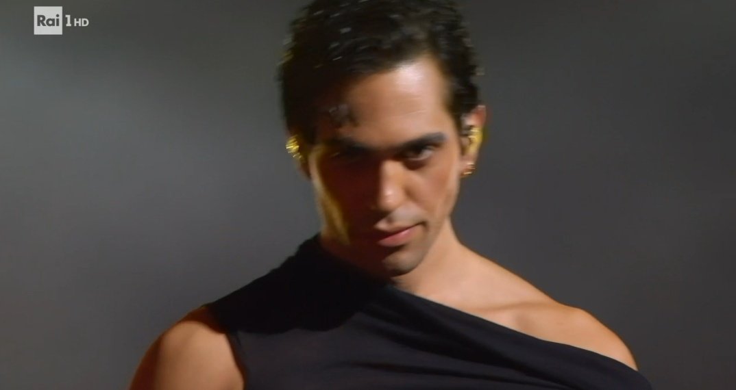 Mahmood sfidando il limite della legalità stasera.

#Sanremo2024