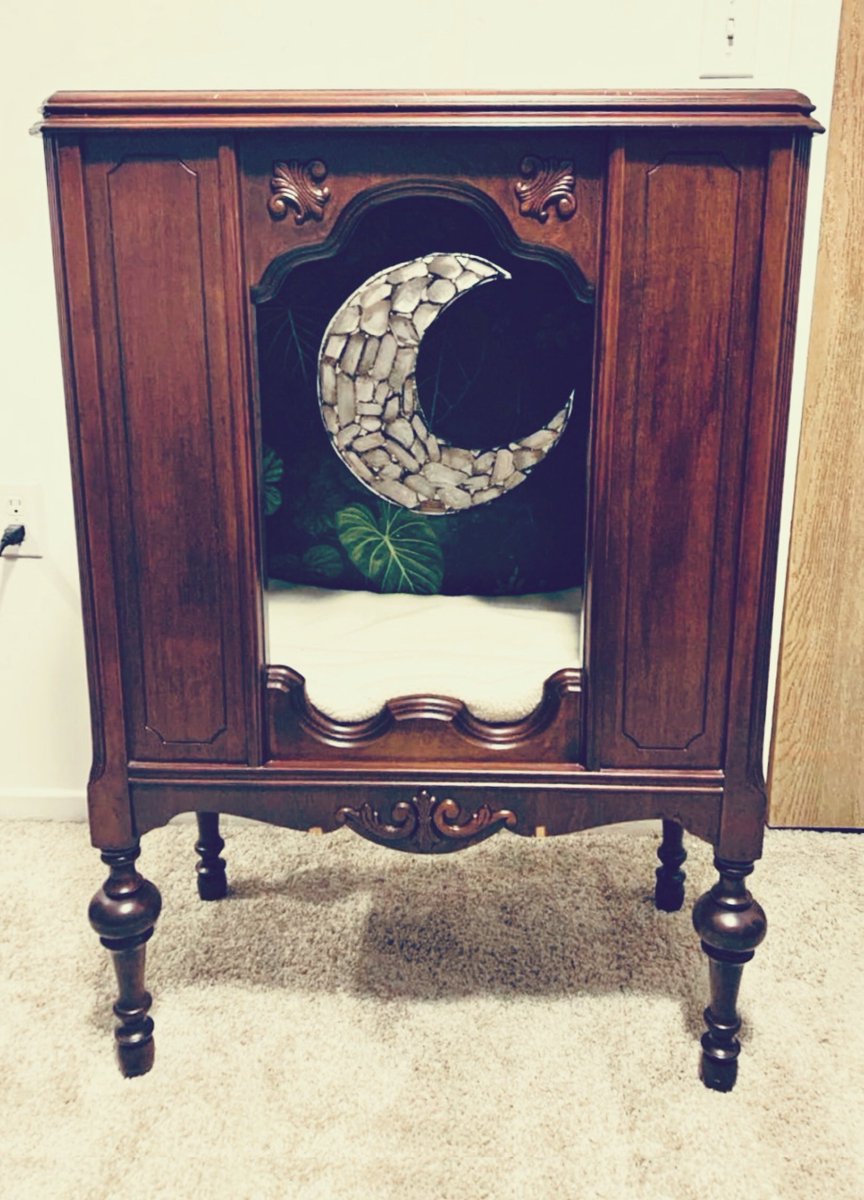 JessicaKnapik's tweet image. Saw the most lovely homemade cat bed cubby thing on fb marketplace, I hope the best person buys this 🥹