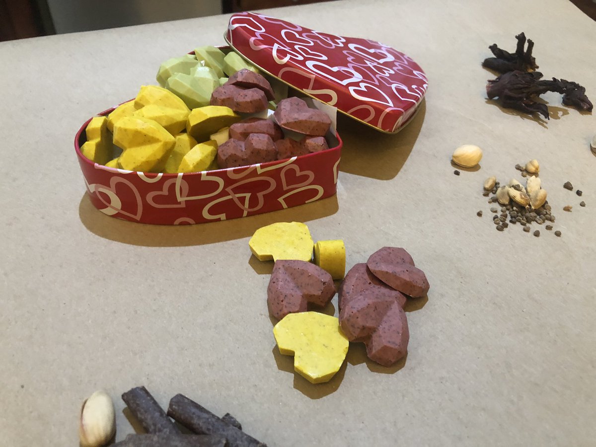 Ristrettoplace's tweet photo. Tomando pedidos para entregar martes 13. 

Para que tu regalo de San Valentín sea único, cajitas de chocolate saborizado, 4 saboresOrdénalos al WA 7934-6089. 

3 tamaños:
Corazones mini 48u. $7.50 
Corazones medianos 30 u $8.50

#ristretto #chocolatelovers #sanvalentin https://t.co/bWxtN5YT4f