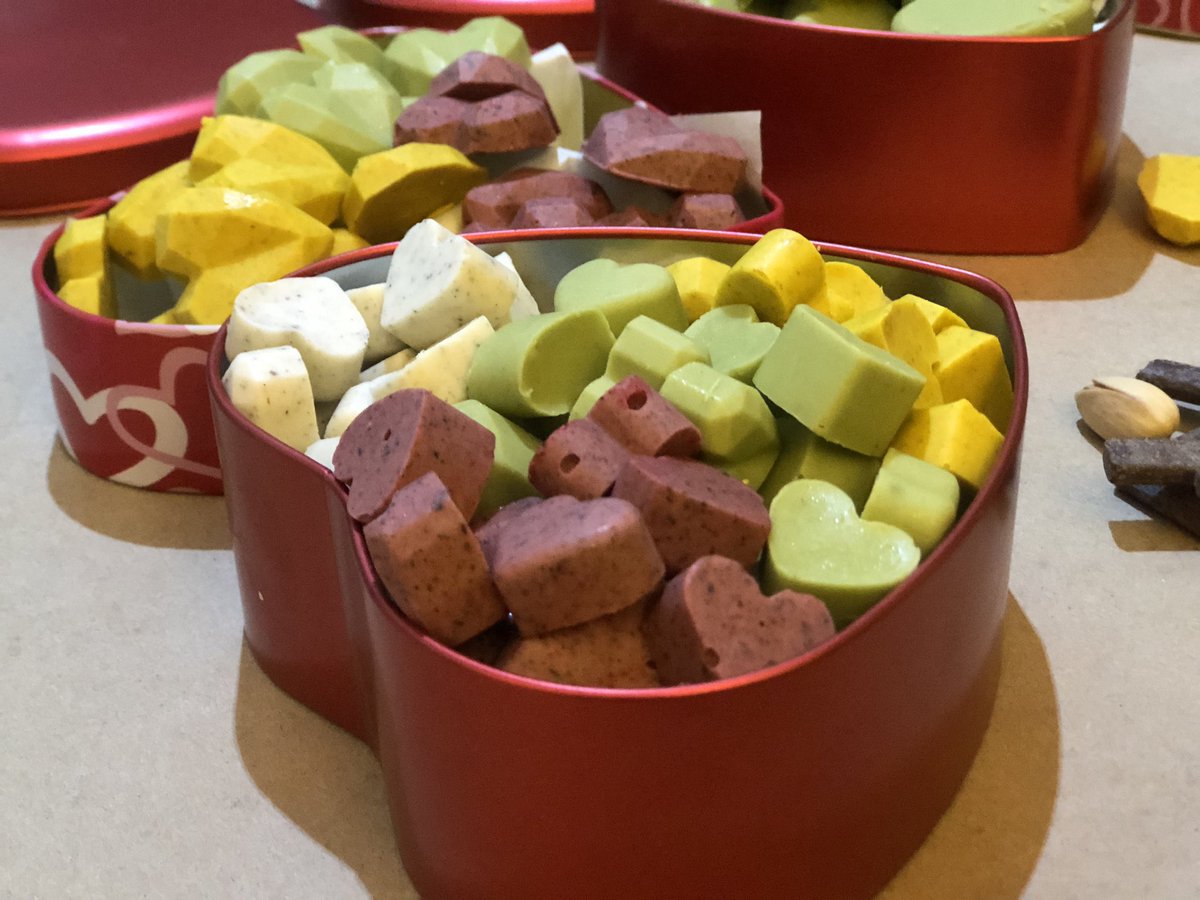 Ristrettoplace's tweet photo. Tomando pedidos para entregar martes 13. 

Para que tu regalo de San Valentín sea único, cajitas de chocolate saborizado, 4 saboresOrdénalos al WA 7934-6089. 

3 tamaños:
Corazones mini 48u. $7.50 
Corazones medianos 30 u $8.50

#ristretto #chocolatelovers #sanvalentin https://t.co/bWxtN5YT4f