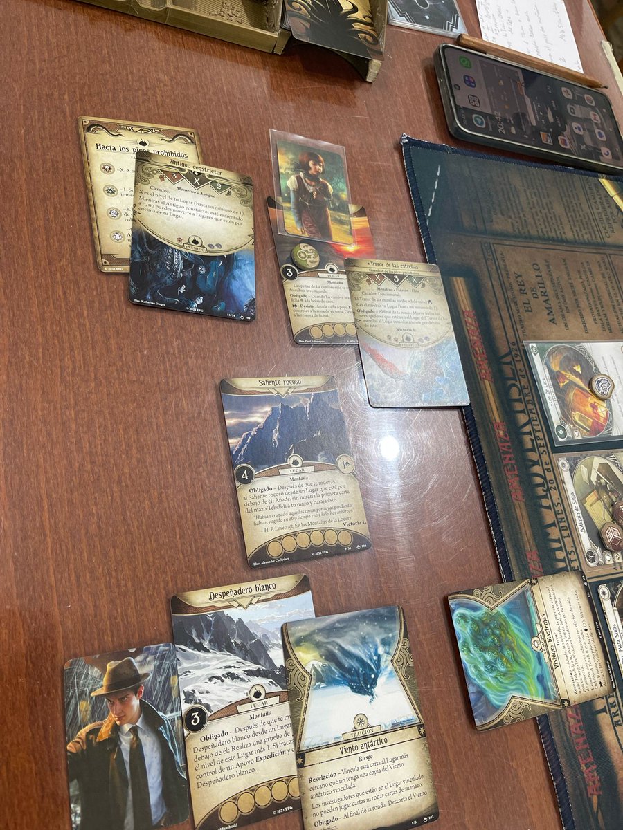 Mientras el agente del FBI se quedaba a mitad de ascension, Wendy creyó llegar a la cumbre de la montaña. Pero se desmayó cerca del éxito. #arkhamhorrorlcg