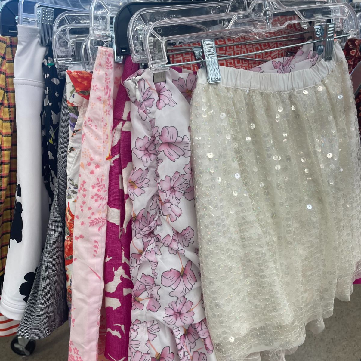 goodwill_mass's tweet photo. It's not too late to get the perfect outfit for #ValetinesDay! Pink, red, sparkles, Goodwill has it all. Tag us in your Valentines Day #GoodwillFinds #OOTD for a chance to be featured. #ShopGoodwill #GoodwillMass https://t.co/xHETPhsiMY