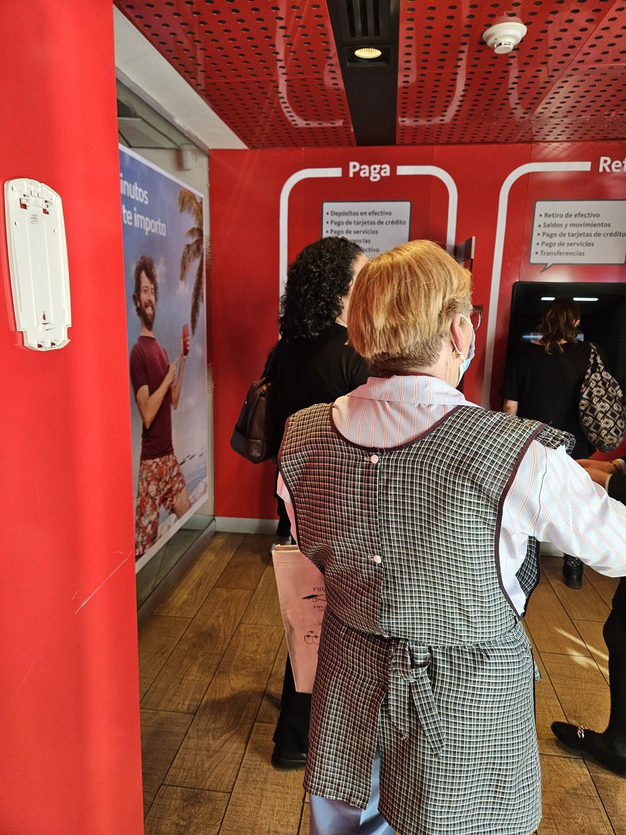 cecygt's tweet photo. @SantanderMx muy bien en tu sucursal Holbein solo hay un cajero para hacer depósitos, mismo que no acepta depósitos y la sucursal vacía y no nos dejan hacer el deposito en ventanilla https://t.co/ynxfyVy2nF