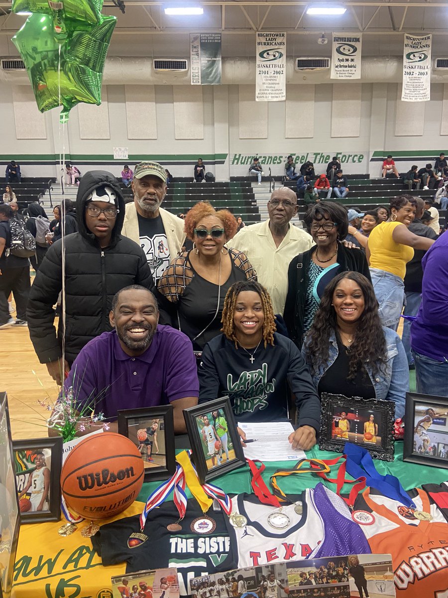 NigelJo44802772's tweet photo. National signing day!  We all smiles over here!  Jaya had great words of appreciation for everyone that helped her along the way.  Looking forward what the future holds!
@Jloadin26485351 
@LadyCaneHoops @pjcwbasketball 
@HouDreamElite https://t.co/uChmu7BFkF