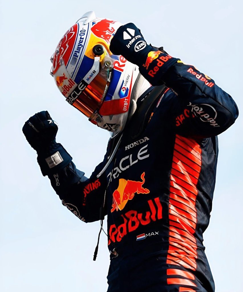 F1Clapped's tweet photo. Max Verstappen 🇳🇱

3 world drivers championships
54 race wins 
98 podiums
32 pole positions 
Numerous F1 records 

Taylor Swift 🇺🇸

No world drivers championships
No race wins 
No podiums
No pole positions
Never made it to F1 

I know who my goat is https://t.co/ajpB3QkS0L