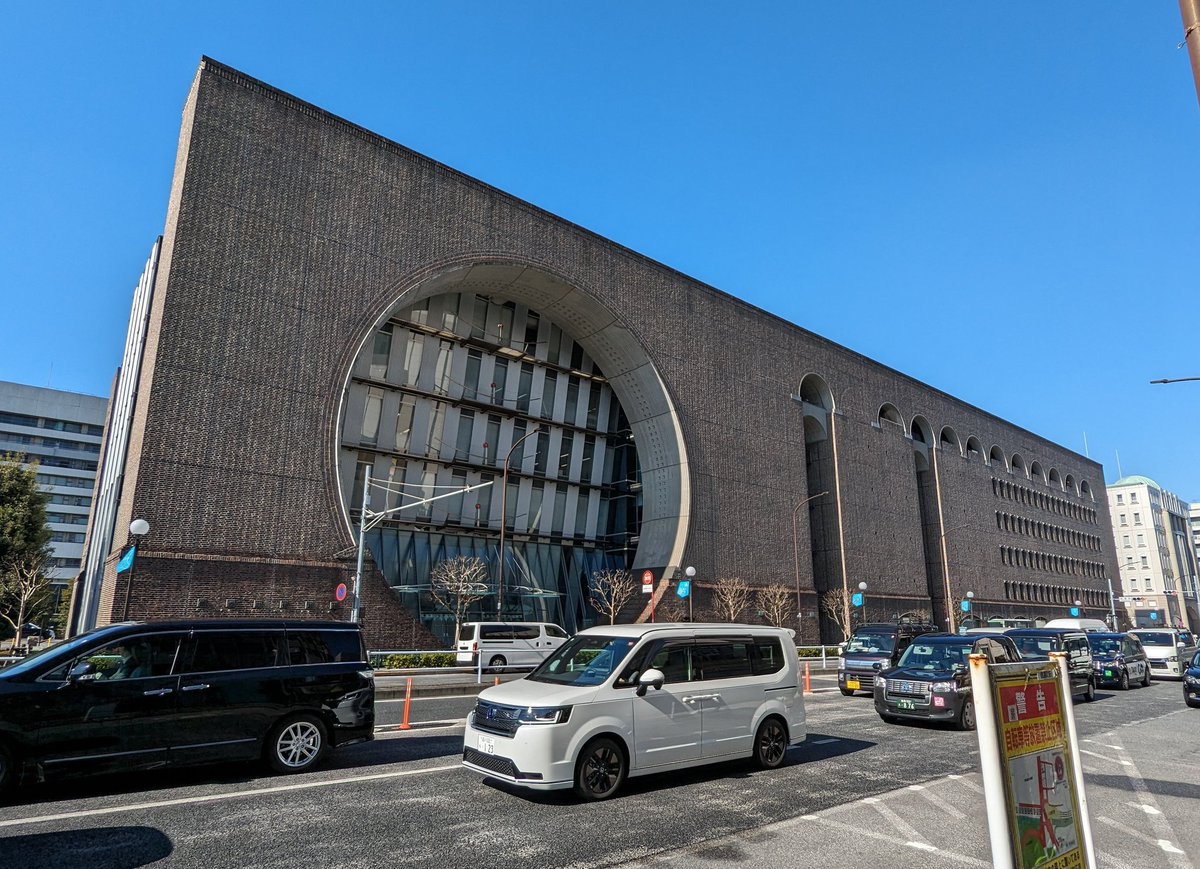 信濃町煉瓦館。信濃町駅すぐ、慶應義塾大学病院の敷地にあるレンガ造りの建物。古い建築物に見えますが1995年竣工。清水建設、大山尚男による設計。丸くくり抜かれたようなレンガ造りのファサードの中に、モダンなガラス張りが見えるのがカッコイイ。
#信濃町煉瓦館　#現代建築　#明日どこいく