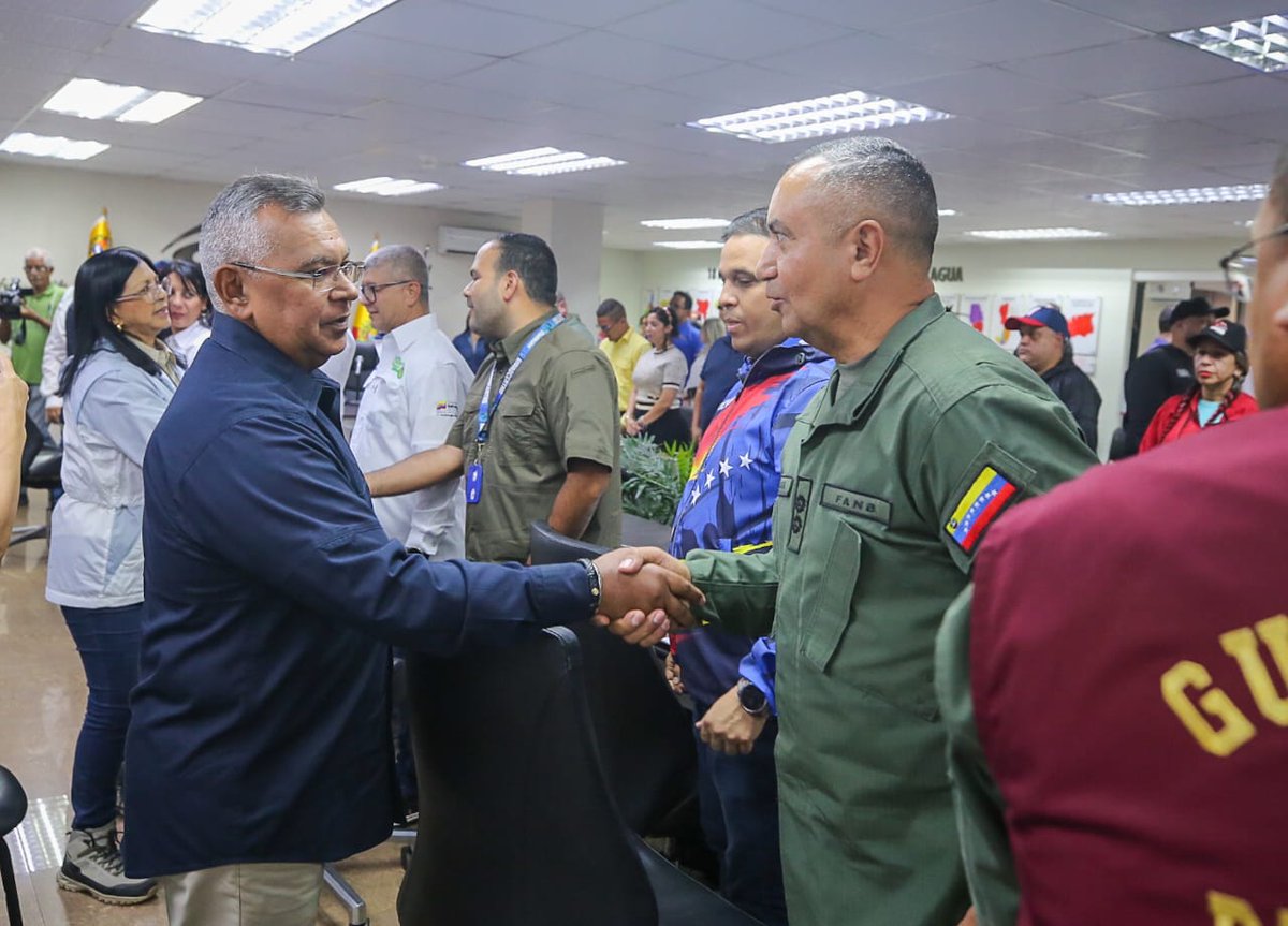 viceservicios's tweet photo. #AsíLoDijo || G/J @NestorLReverol: Llegamos al estado Aragua, tierra de Libertadores, donde los integrantes de la #Vpsops vinimos a asumir nuevos compromisos para seguir avanzando en el Plan Integral de Atención de los Servicios Públicos

#7TEnUniónYEsfuerzo https://t.co/Vxf4Ohr6ws