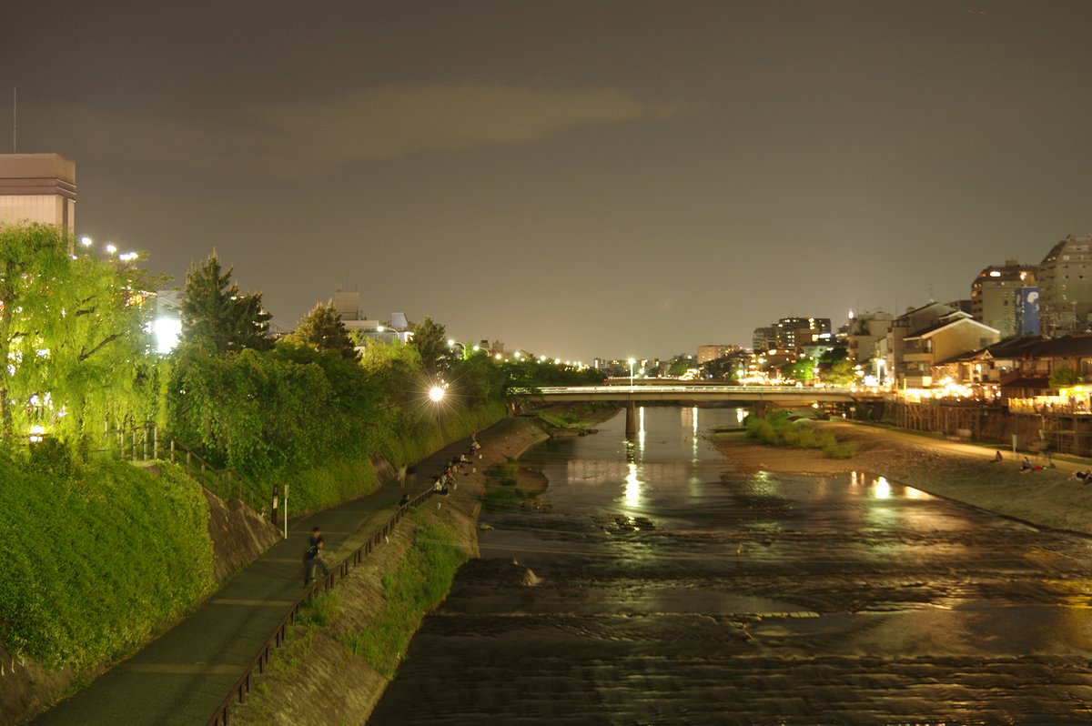 tat_nftgame's tweet photo. Contemplating the flow of the Kamo River at dusk. It's like the streaming data that powers our digital worldโconstant, powerful, and full of potential. #DataStream #ElliotReflects #TATgame https://t.co/kCNgaiGYdR