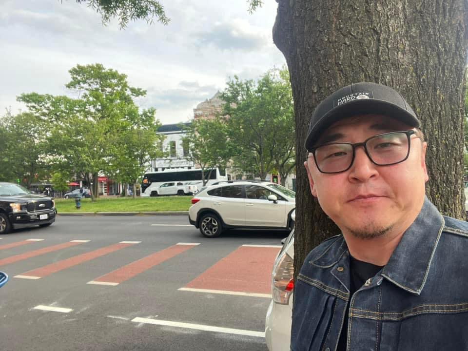 Hairhaan1's tweet image. Юм үзээгүй явахад Америк орныг их гоё гэж боддог байлаа. Дунд нь удаан амьдраад ирэхээр их өрөвдмөөр шүү энэ шар хүмүүс...Хуурамч инээмсэглэл, нэг хэвийн ажлын өдөр, нэг хэвийн үйлдвэржсэн хоол, мөнхийн чийгтэй байшингууд, ямар ч үнэргүй ургамал, хоорондоо нэг их ялгараад…