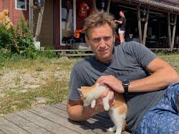 #freeNavalny
#НавальныйЧетверг

Пока власть держит в тюрьмах невиновных людей и позволяет субъектам страны 'гуманно умерщвлять' животных, Навальные искренне любят жизнь.

Для этого им не надо быть родственниками и соотечественниками. Достаточно быть Человеком.