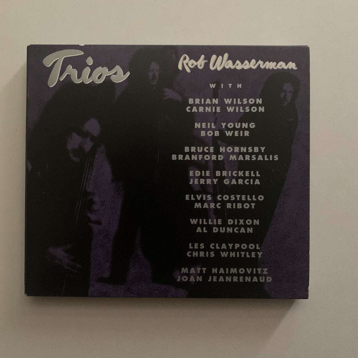 ayama5's tweet photo. #ElvisCostello 57 #RobWasserman
[Trios]
ルー・リードバンドのベーシストとしてお馴染みのロブ・ワッサーマン94年作で辛辣なオリジナル曲を披露しています👍

Put Your Big Toe In The Milk Of Human Kindness 
https://t.co/mPISISjiy6 https://t.co/DygvGyXkpP