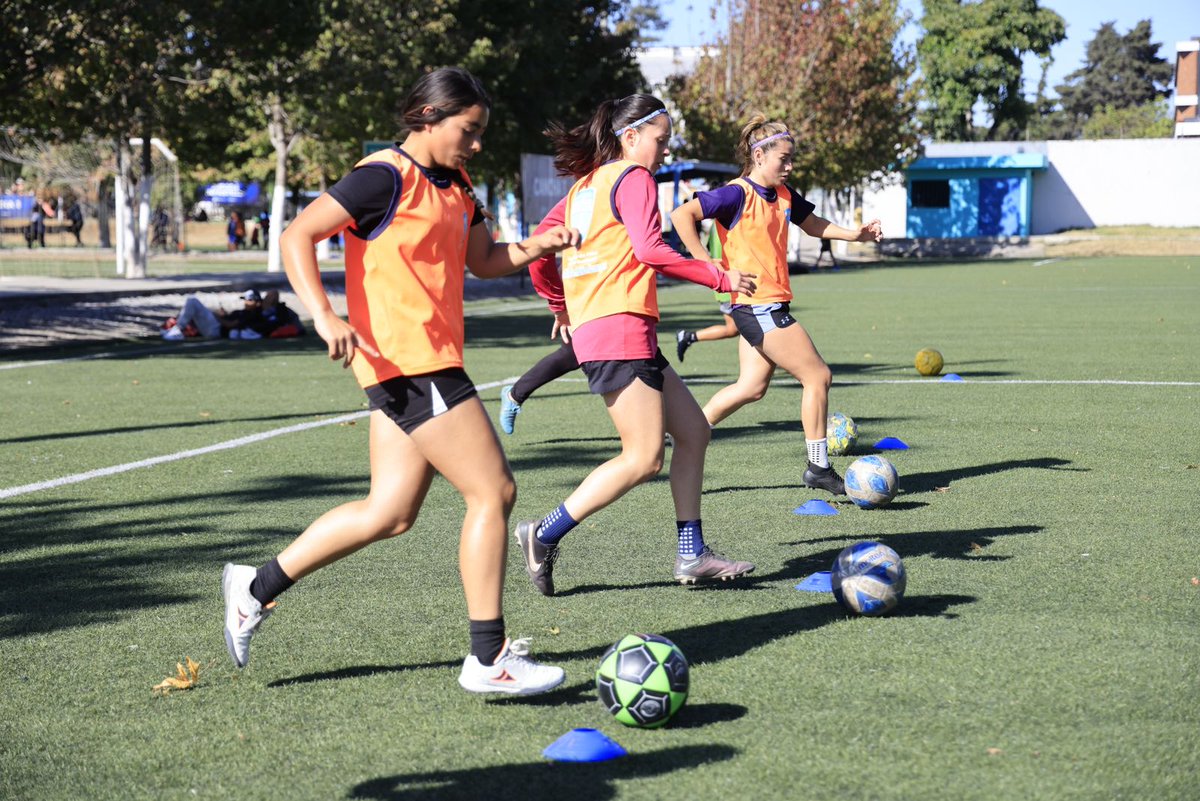 Aventúrate a las prácticas deportivas en la academia de futbol femenino que te ofrece el Centro Deportivo Campos del Roosevelt. ¡Te esperamos! 
#GuatemalaAvanza
#CulturaMotorDesarrolloGT
#3milAñosRiquezaCulturalGT