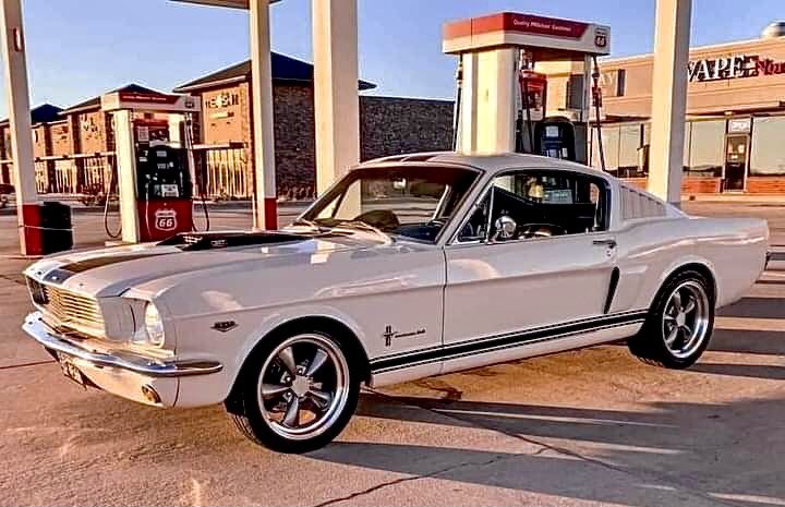 SVT_Cobras's tweet photo. #ThrowbackThursday | Today’s feature Mustang is this stunning 1st generation fastback…😍
#Ford | #Mustang | #SVT_Cobra https://t.co/6Y9lBu2fOp