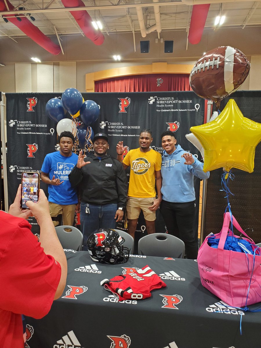 DolanWilliams4's tweet photo. Congratulations to my teammates that signed today and thank you to Coach Hunt for a great senior season! @Bpatterson_99 @Carterwells24 @m11collier @Coach_HuntOC https://t.co/YTD6wZa0ao