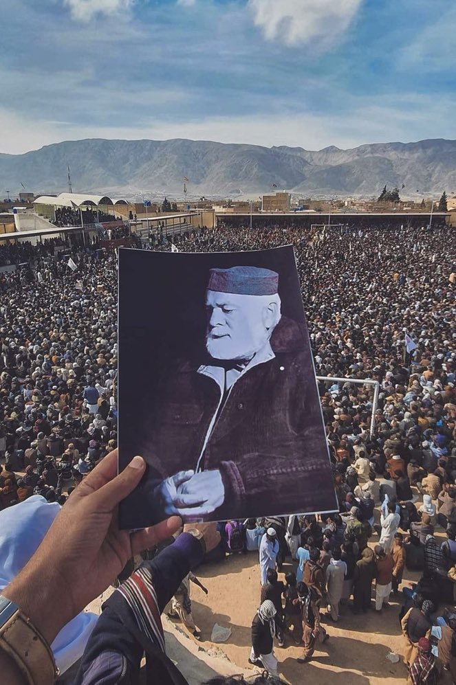 بلوچ اپنی جانیں دےرہےہیں اس لیے ووٹ ڈالنے سے پہلے بلوچوں کو سوچنا ہوگا۔میں انہیں ووٹ نہ ڈالنے کا ہی کہوں گا“
بابا مری
#BalochBoycottElections2024