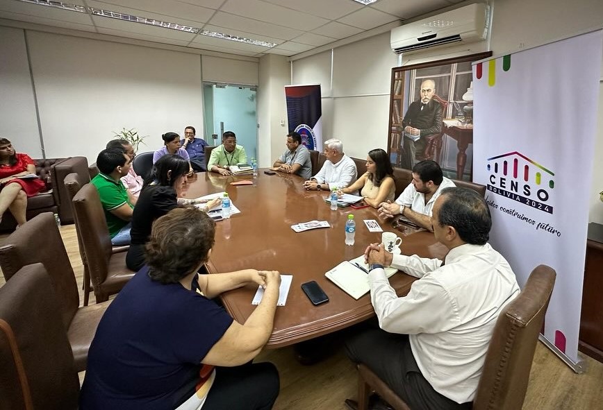 ComiteProSC's tweet photo. Insitucionalidad crueña se reúne con el INE en instalaciones de la UAGRM, para conocer los avances del Censo de Población y Vivienda. 

Comité pide al INE transparencia y procesar los resultados del censo, con total veracidad.

#Censo #CensoYa
#CensoBolivia https://t.co/VgWNyk5eQh